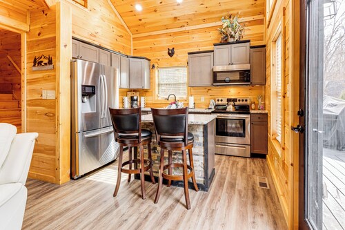 8 Mi to Dollywood: Cabin w/ Hot Tub & Decks!