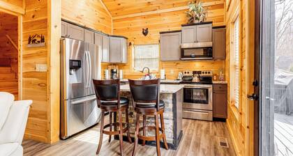 8 Mi to Dollywood: Cabin w/ Hot Tub & Decks!