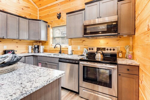 8 Mi to Dollywood: Cabin w/ Hot Tub & Decks!