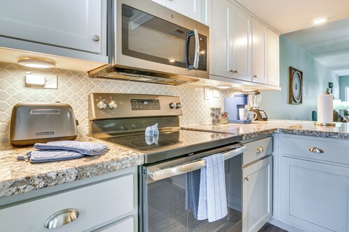 Walk to Beach: Condo w/ Pool Access in Texas!