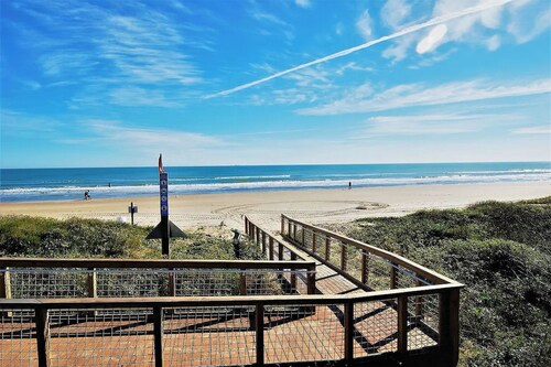 Walk to Beach: Condo w/ Pool Access in Texas!