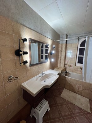 Secador de pelo, toallas, jabón y papel higiénico