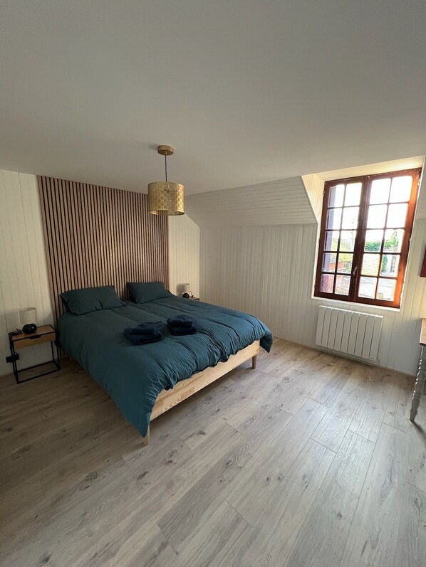 3 habitaciones, tabla de planchar con plancha, wifi y ropa de cama 