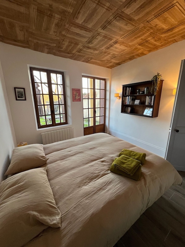 3 bedrooms, iron/ironing board, WiFi, bed sheets