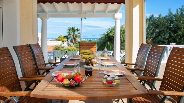 Villa, varias habitaciones, terraza | Restaurante al aire libre