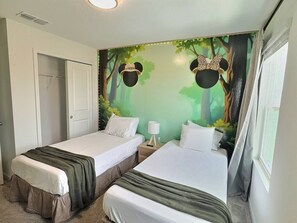6 bedrooms, iron/ironing board, WiFi, bed sheets