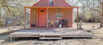 3 Mi to Greers Ferry Lake: Peaceful Cabin w/ Deck!