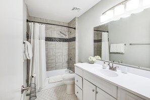 House (4 Bedrooms) | Interior - 10 Mi to St Simons Island: Home w/ Screened Porch (Brunswick)