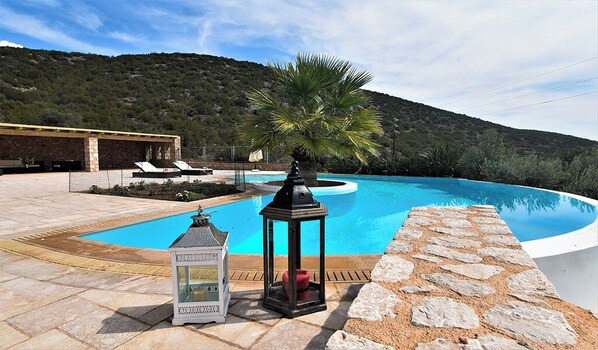 Piscine extérieure (ouverte en saison), parasols de plage