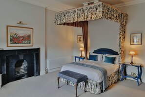 6 عدّة غرف نوم وواي فاي وملاءات أسرّة