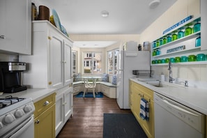 Coffee/tea maker, fridge, microwave, oven - Chick Coop (Suttons Bay)