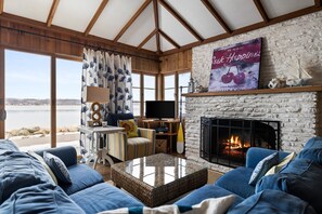 TV, fireplace, offices - Chick Coop (Suttons Bay)