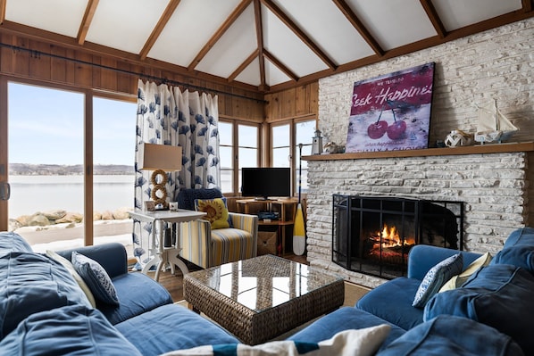 TV, fireplace, offices - Chick Coop (Suttons Bay)