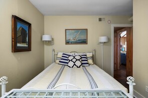 3 bedrooms, iron/ironing board, WiFi, bed sheets - Chick Coop (Suttons Bay)