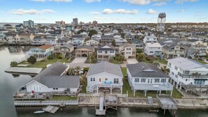 Un quartier résidentiel avec des maisons, un quai et un château d’eau.