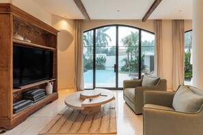 Living area - Elegant 4 bedroom Villa in Prime Location (Bali)