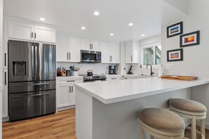 冷蔵庫、電子レンジ、オーブン、コンロ