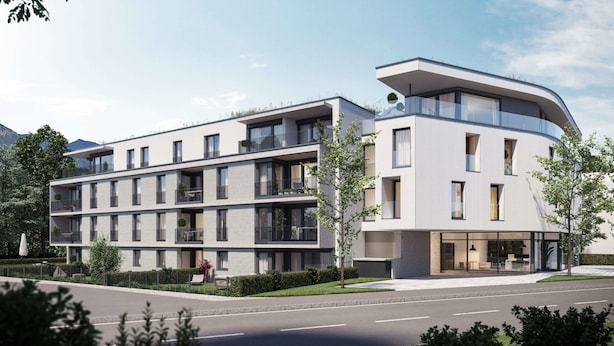 Un hôtel moderne à plusieurs étages, doté de balcons, de grandes fenêtres et d’un toit plat.