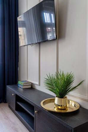 Classic Studio Suite | Television - Neon 45 Apartment - ProperUNIT (Wroclaw)