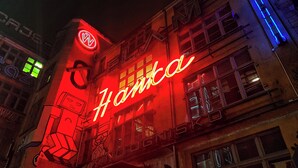 A building with a neon sign reading "Hantai" and a robot figure. - Neon 45 Apartment - ProperUNIT (Wroclaw)