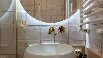 Classic Studio Suite | Bathroom