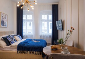 Classic Studio Suite | Blackout drapes, iron/ironing board, free WiFi - Neon 45 Apartment - ProperUNIT (Wroclaw)