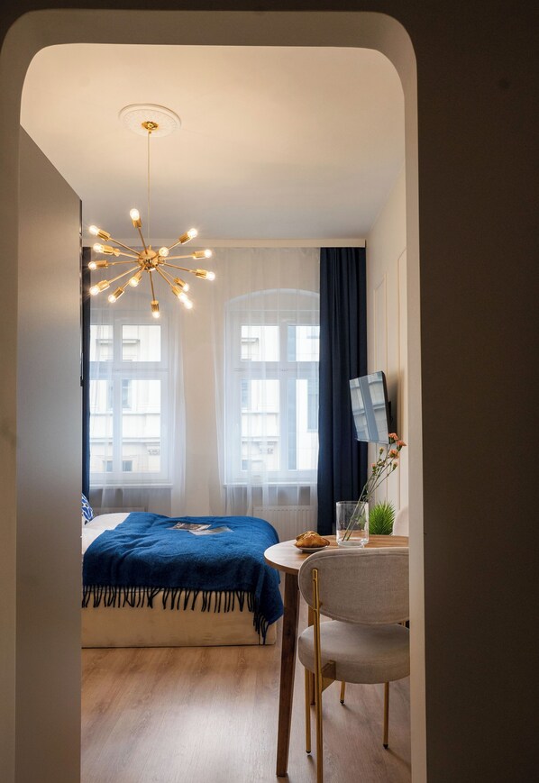 Classic Studio Suite | Blackout drapes, iron/ironing board, free WiFi - Neon 45 Apartment - ProperUNIT (Wroclaw)