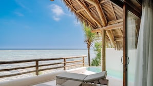 A balcony with wicker furniture and a view of the sea. - Matemwe Attitude (Matemwe)