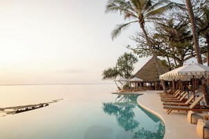 2 piscinas al aire libre