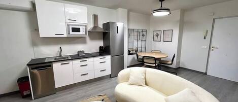 Comfort Apartment, 3 Bedrooms | Private kitchen | Microwave, stovetop, espresso maker, electric kettle