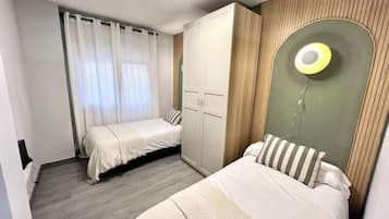 Comfort-Apartment, 3 Schlafzimmer | 3 Schlafzimmer, laptopgeeigneter Arbeitsplatz, kostenloses WLAN