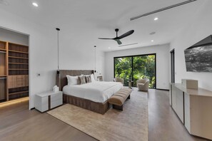 4 Schlafzimmer, Schreibtisch, Bügeleisen/Bügelbrett, Reisekinderbett