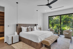 4 sovrum, skrivbord, strykjärn/strykbräda och resesäng