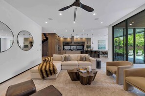 Tv, böcker, en stereo och kontor