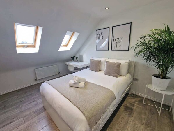 3 Schlafzimmer, Schreibtisch, Bügeleisen/Bügelbrett, WLAN