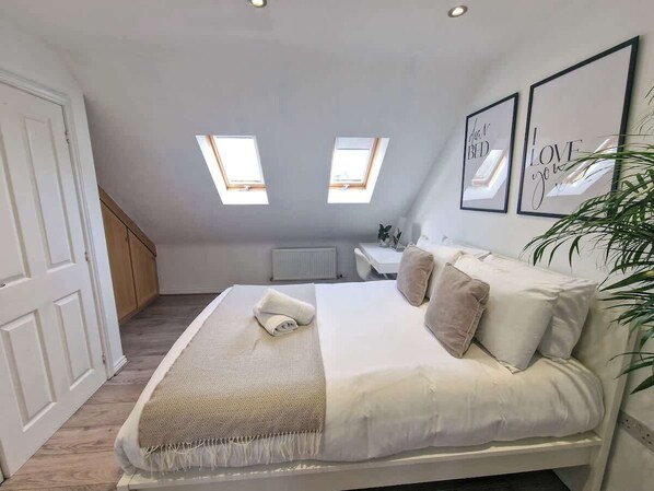 3 bedrooms, desk, iron/ironing board, WiFi
