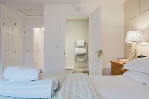 3 bedrooms, iron/ironing board, free WiFi - Stylish Retreat with Garden in Tetbury (Tetbury)