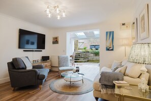 Flat-screen TV - Stylish Retreat with Garden in Tetbury (Tetbury)