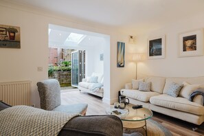 Flat-screen TV - Stylish Retreat with Garden in Tetbury (Tetbury)