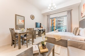 In-room safe, iron/ironing board, free WiFi, bed sheets - City View Studio Minutes to Burj Khalifa, Elite Business Bay Residence (Dubai)