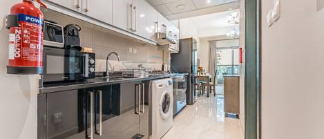 ثلاجة، ميكروويف، محمصة خبز، مستلزمات طهي/أطباق/أوعية