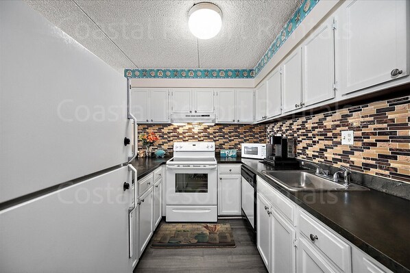 Refrigerador, microondas, horno y parrilla de estufa 