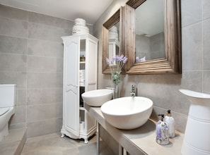 Dusch, hårtork, handdukar och toalettpapper