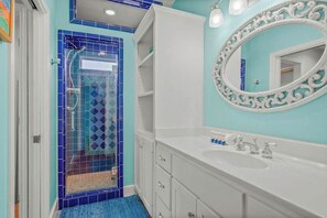 Shower, hair dryer, towels, shampoo - Amazing Beach Views~Boardwalk to Beach~Shared Pool (Port Aransas)
