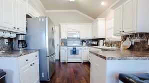 Een koelkast, een microgolfoven, een oven, een kookplaat