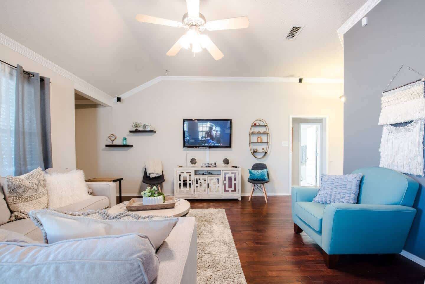 Una televisión, una oficina