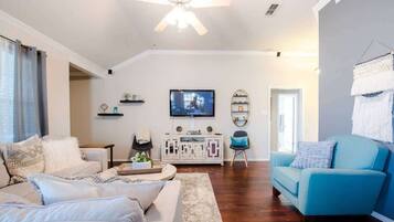 Una televisión, una oficina