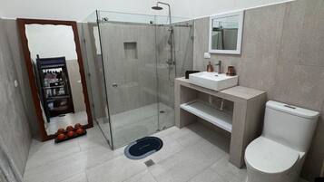 Bañera de hidromasaje, toallas, jabón y papel higiénico