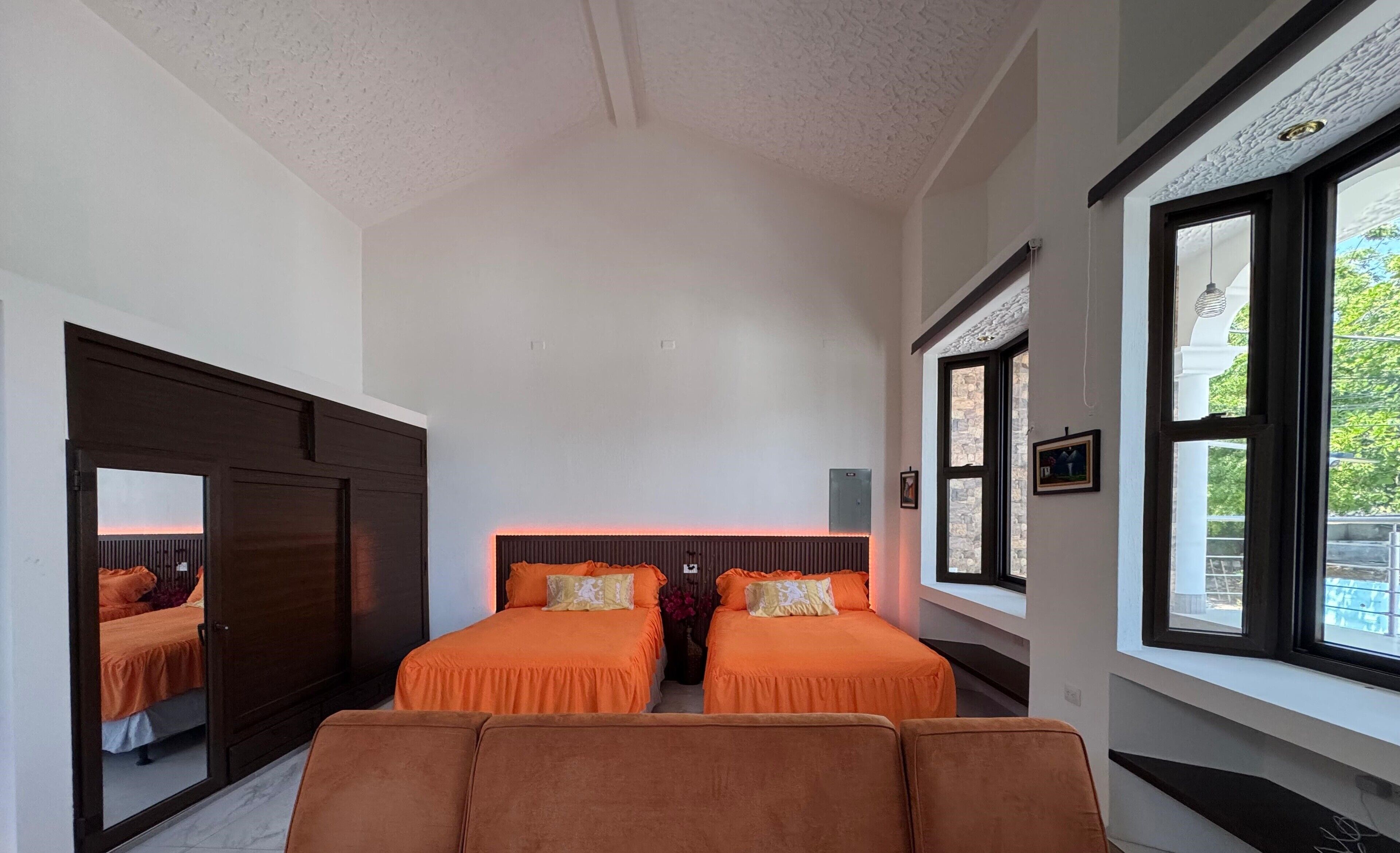 1 dormitorio, tabla de planchar con plancha, wifi y ropa de cama