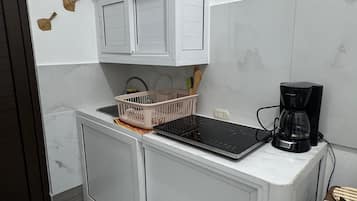 Refrigerador, microondas, parrilla de estufa y cafetera y tetera